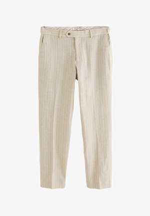 Pantalon beige sur mesure avec fines rayures verticales, passants de ceinture, poches latérales et une fermeture par un seul bouton marron à la taille.