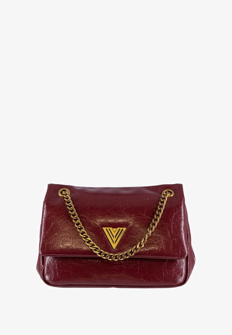 Borsa a mano in pelle bordeaux con finitura testurizzata, tracolla in catena dorata e accento del logo triangolare sul flap anteriore.