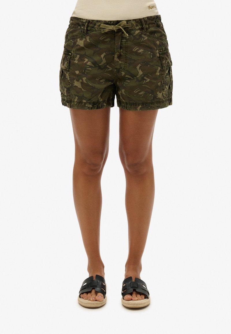 Olivengrøn camouflage shorts lavet af letvægtsstof, med cargo-lommer, elastisk talje med snøre og syninger.