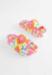 Sandales à glissière tie-dye colorées avec une texture douce, bout ouvert et design à large lanière dans des teintes roses, jaunes et bleues.