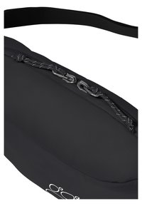 Pochette en tissu noir avec deux curseurs de fermeture éclair argentés reliés et une sangle noire réglable.