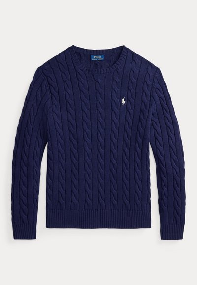 Pull en maille torsadée bleu marine à manches longues et col rond, avec un petit logo blanc Polo Ralph Lauren sur la poitrine.