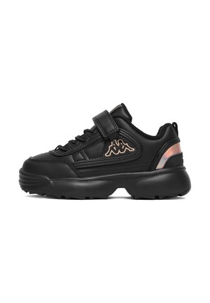 Sort chunky sneaker med tyk sål, snørefront, velcrolukning og refleksdetalje på hælen, med et gyldent logo på siden.