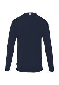 Marineblauwe langemouwen shirt gemaakt van zacht materiaal; heeft een ronde hals en een logo vlakbij de kraag met een label aan de onderste zijkant.