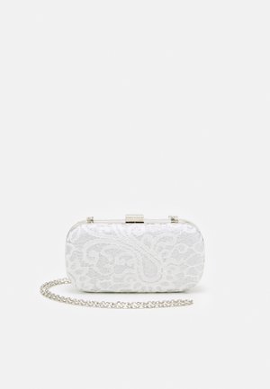 Prostokątna biała kopertówka z kwiatowym wzorem z koronki, metalowym zapięciem i srebrnym łańcuszkiem na białym tle.
