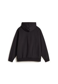 Sudadera negra con diseño de pullover, con capucha amplia y mangas largas. Textura suave con puños y dobladillo acanalados. Estilo minimalista, sin patrones.