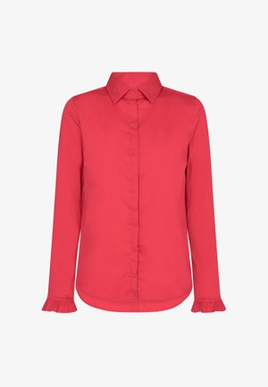 Camisa ajustada de manga larga en color rosa brillante, confeccionada con tela suave. Presenta un cuello clásico y puños con volantes. Cierre frontal con botones.