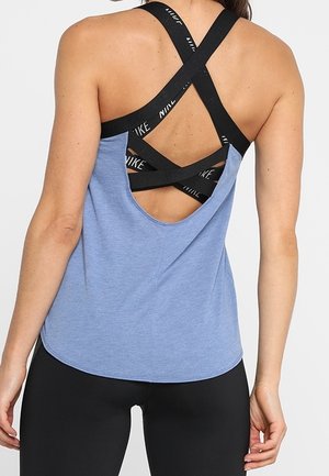 Débardeur bleu clair avec un ourlet arrondi, doté de bretelles noires croisées et d'une grande découpe dans le dos. Fabriqué dans un tissu doux et respirant.