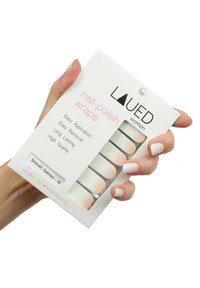 Nagellak wraps in een witte doos met een heldere venster, met zachte perzikkleurige wraps. Label leest "Smooth Salmon - 16", veganistisch, zonder dierenproeven.