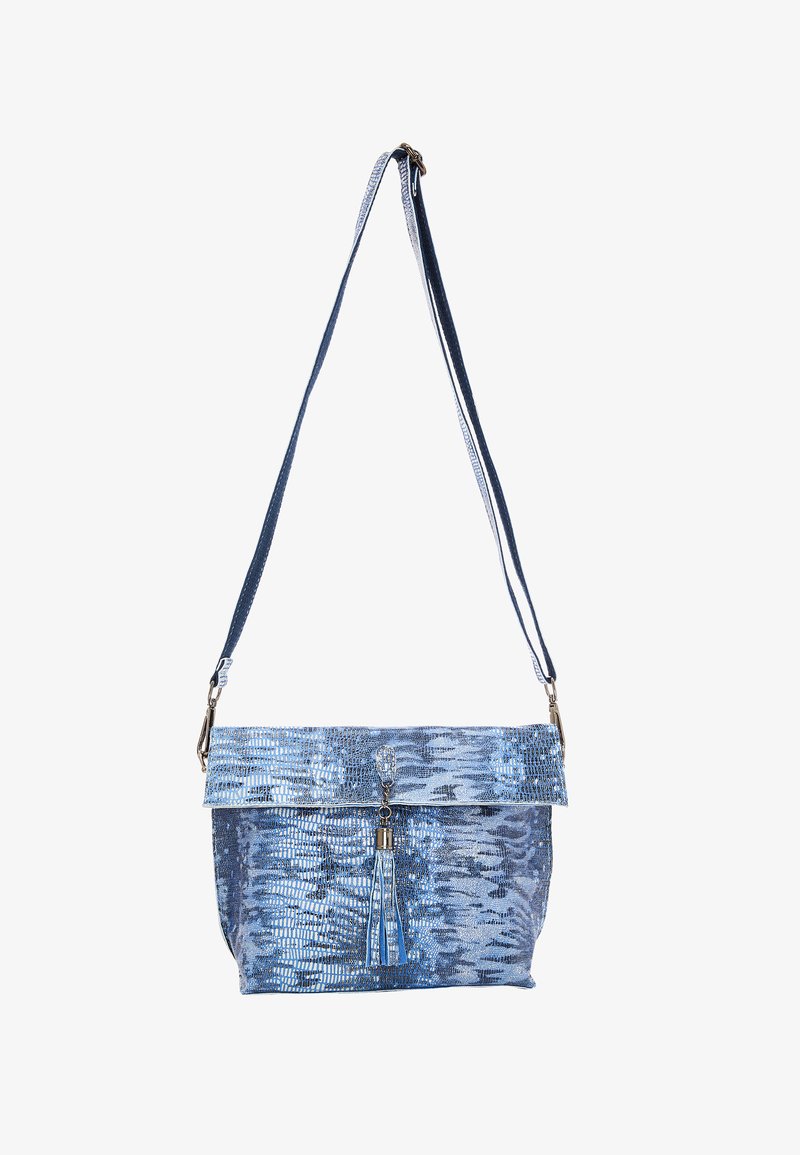 Blå paillet crossbody-taske med et tekstureret mønster, lynlåslukning og kvastdetalje. Justerbar rem med metalhardware.