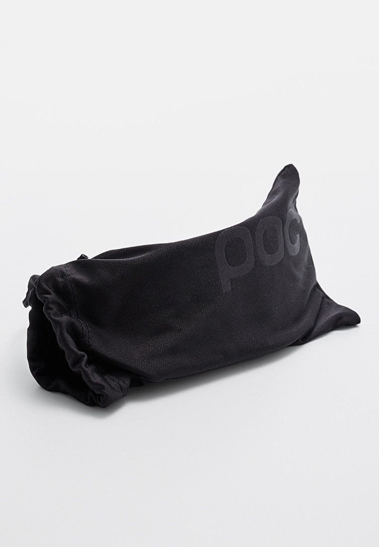 Czarny materiałowy woreczek z wykonanym ściągaczem, z subtelnym logo "POC". Gładka tekstura, prostokątny kształt i kompaktowy design do przechowywania.