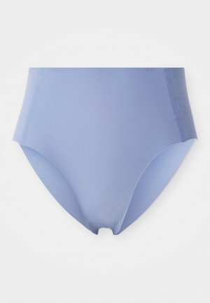 Culoare de bikini cu talie înaltă, dintr-un material moale și albastru deschis. Textură netedă cu un design simplu, fără hardware vizibil sau modele.
