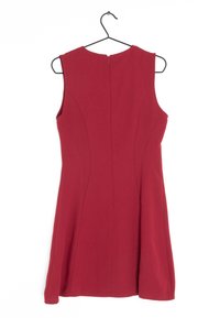 Robe sans manches rouge en tissu lisse, avec un corsage ajusté, une jupe évasée et une fermeture éclair au dos.