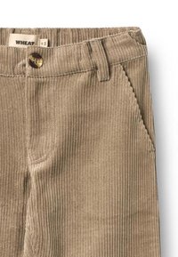 Lysebrune kordfløjlsbukser med lodret ribbet struktur, forlommer, knaplukning og bæltestropper. Mærket lyder "WHEAT."