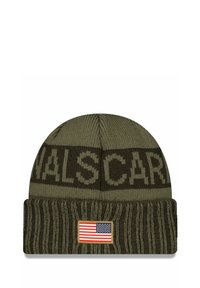 Bonnet tricoté vert olive avec un motif de texte "SCAR", texture côtelée et une patch rectangulaire avec le drapeau américain sur le revers.