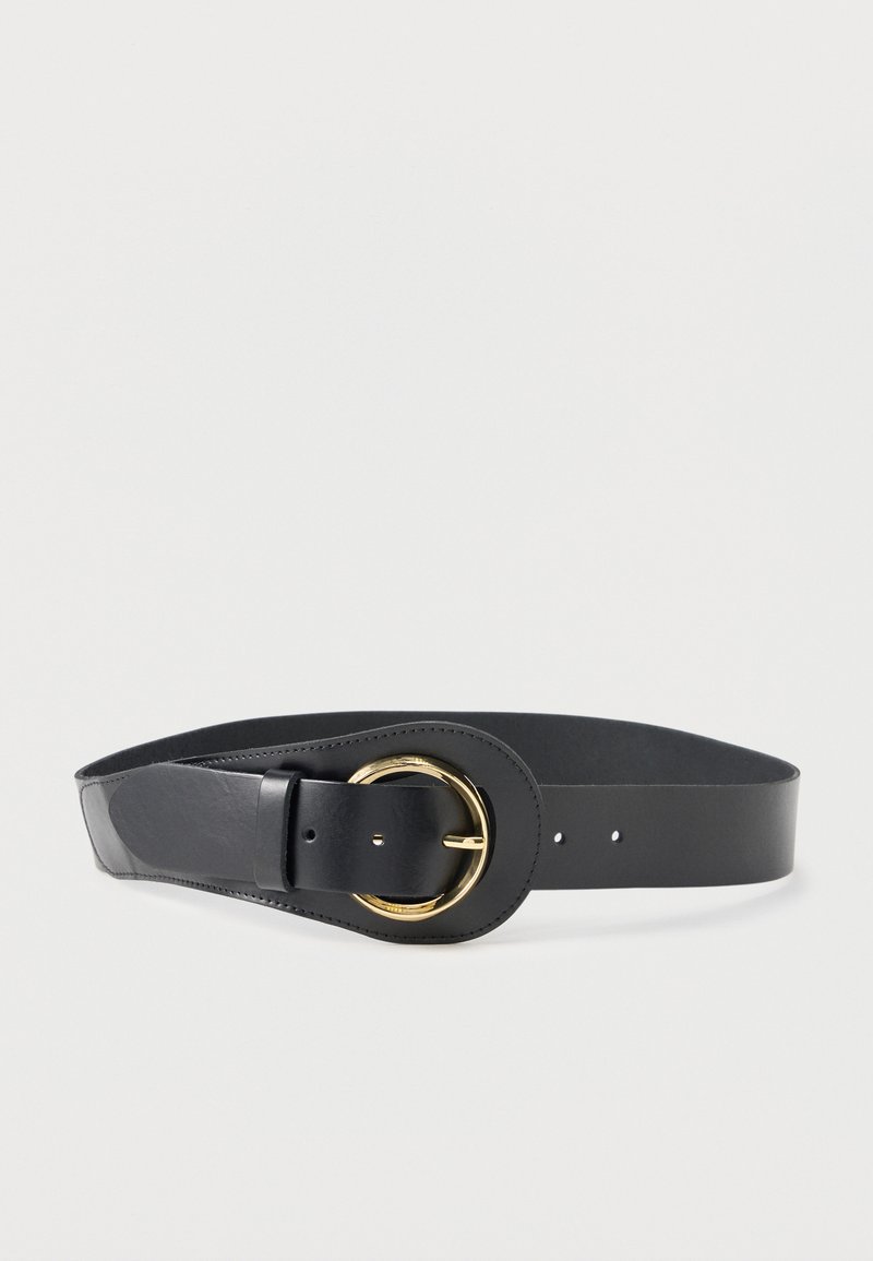 Ceinture en cuir noir avec une extrémité large et effilée et une boucle ronde en métal doré, présentée à plat sur un fond blanc.