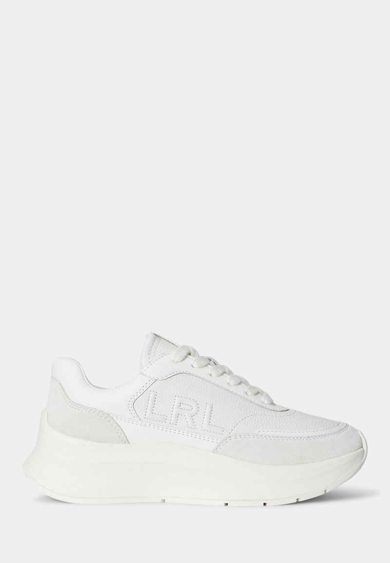 Sneaker in pelle bianca con suola spessa e "LRL" impresso sul lato, con lacci e dettagli in camoscio sul tallone e sulla punta.