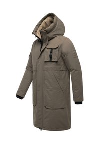 Bež parka s kapuco in zadrgo, teksturirano notranjostjo, dvema sprednjima žepoma in črnimi manšetami. Ima tudi žep s poklopcom na prsih.