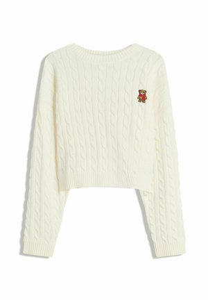 Maglione bianco all'uncinetto con motivo a treccia, scollatura rotonda, maniche lunghe e un piccolo accento di orsetto ricamato a sinistra.