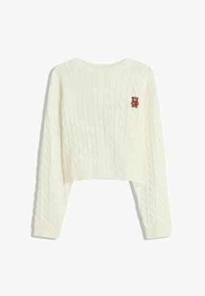 Gehäkelter weißer Pullover mit einem Zopfmuster, runder Ausschnitt, langen Ärmeln und einem kleinen gestickten Bärenakzent auf der linken Seite.