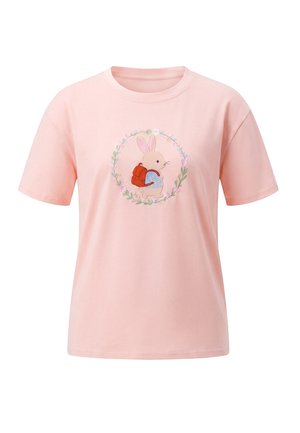 Lichtroze T-shirt met een schattig konijntje dat een rode rugzak en een blauw shirt draagt, omringd door een bloemenkrans op de voorkant.