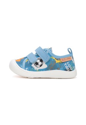 Niebieski dziecięcy sneaker z piłką nożną i sportowymi wzorami, biała gumowa podeszwa oraz dwa paski na rzep do zapięcia.