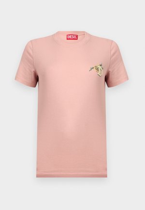 Jasnoróżowy t-shirt Diesel z krótkim rękawem, z małym kwiatowym wzorem i literą D na lewej piersi oraz czerwoną metką marki wewnątrz kołnierza.