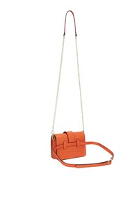 Orange håndtaske med krokodillepræg med aftagelig kædestrop og en flad frontklap, der er sikret med en strop. Glat tekstur og struktureret form.