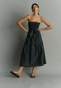Next SHIRRED BANDEAU MIDI SUMMER - Dienas kleita - black