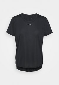 Camiseta deportiva negra hecha de una tela suave, con cuello redondo, mangas cortas y un pequeño logotipo de Nike en blanco en la parte frontal.