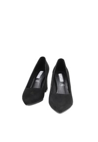 Scarpe con tacco alto in suede nero, design a punta, texture liscia e tacco a blocco medio. Presentano un'etichetta del marchio interna.