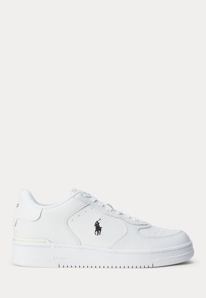 Zapatilla blanca de perfil bajo con textura de cuero, diseño con cordones y logo Polo negro de un caballo y jinete en el lateral.