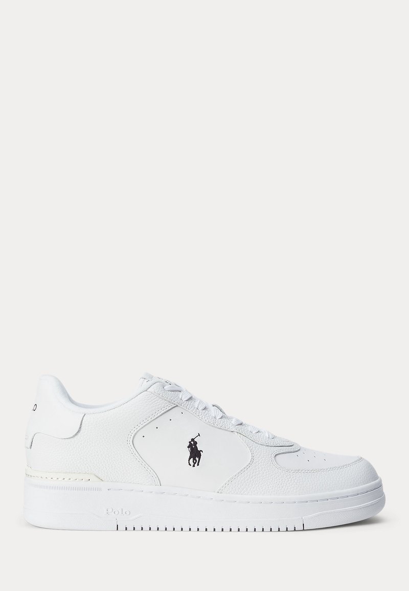 Basket blanche basse avec texture en cuir, fermeture à lacets et logo Polo noir avec un cheval et un cavalier sur le côté.