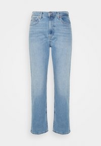 Jeans de mezclilla en azul claro con cintura alta, corte recto y dobladillo sin terminar. Diseño clásico de cinco bolsillos con detalles de costura mínimos.