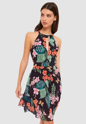 Abito floreale con sfondo nero e motivi botanici rosa e verdi, design a collo alto e dettaglio a occhiello sul petto.