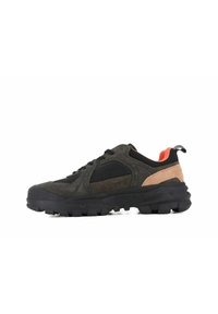 Buty sportowe z ciemnoszarym zamszowym wierzchem, czarnymi akcentami z siateczki, pomarańczową podszewką oraz masywną czarną gumową podeszwą z wyraźnym bieżnikiem.