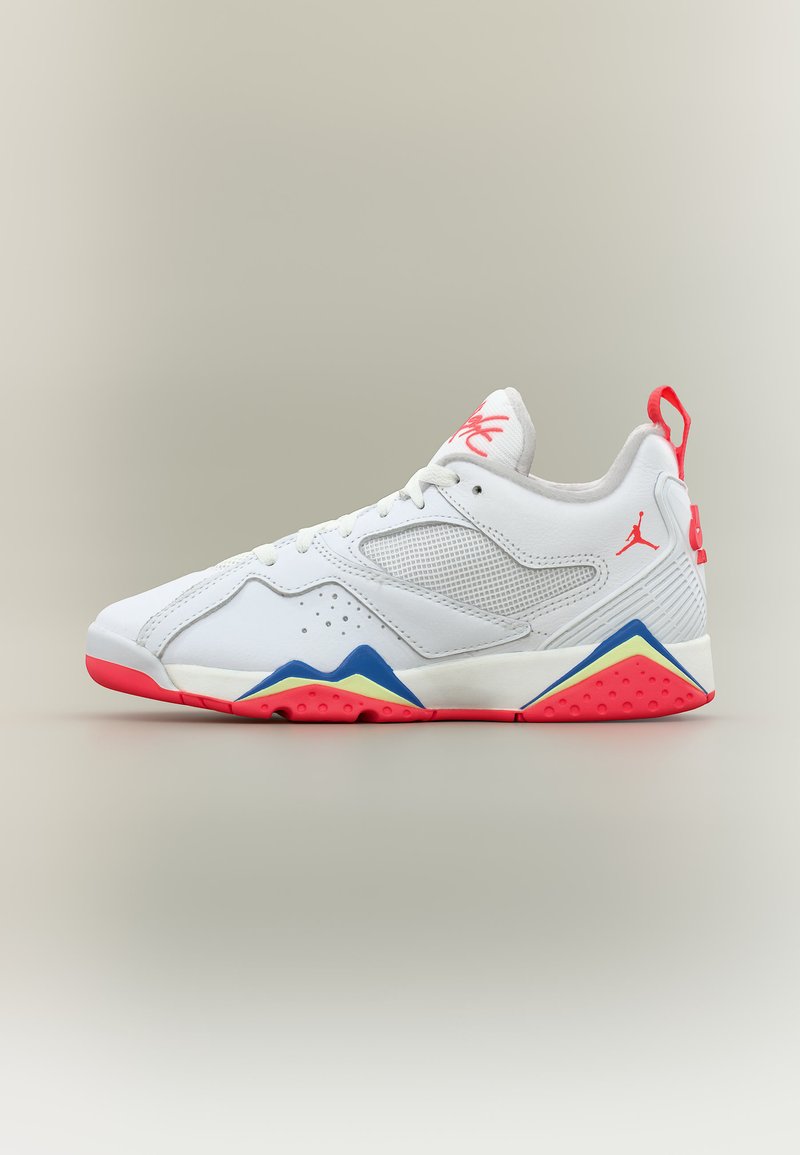 Άσπρο sneaker χαμηλού ύψους με κόκκινες, μπλε και κίτρινες λεπτομέρειες, κόκκινο λογότυπο Jumpman στη φτέρνα και κόκκινη θηλιά πίσω.