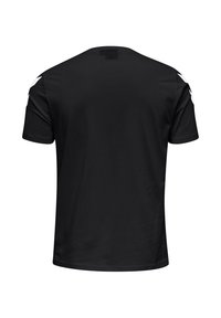 Schwarzes T-Shirt mit kurzen Ärmeln, von hinten gezeigt, mit weißen Chevron-Mustern auf beiden Schultern.