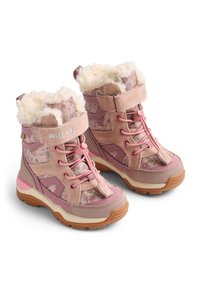 Różowo-beżowe buty turystyczne z miękkim białym ociepleniem, elastycznymi sznurowadłami i fakturowanymi wstawkami z tkaniny. Gumowa podeszwa z bieżnikiem.