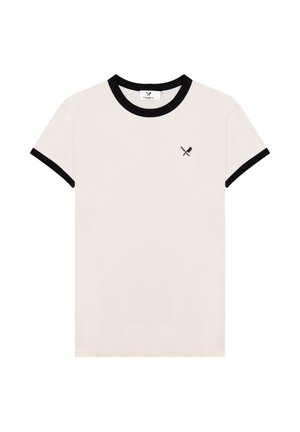 T-shirt blanc à manches courtes avec col et bordure de manches noirs, arborant un petit logo de battes de baseball croisées et gants sur la poitrine gauche.