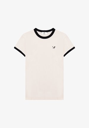 T-shirt blanc à manches courtes avec col et bordure de manches noirs, arborant un petit logo de battes de baseball croisées et gants sur la poitrine gauche.