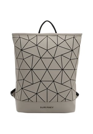 Šedý geometrický batoh z umělého materiálu s černým trojúhelníkovým vzorem. Má horní rukojeť a nastavitelné popruhy.