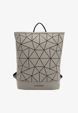 Šedý geometrický batoh z umělého materiálu s černým trojúhelníkovým vzorem. Má horní rukojeť a nastavitelné popruhy.