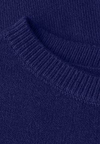 Marineblauer Strickstoff mit einer Nahaufnahme eines gerippten Kragens und glatter Textur. Es sind keine Muster oder Akzente sichtbar.