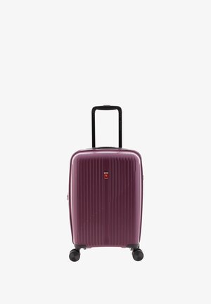Hartschalenkoffer in Metallic-Violett mit vertikalen Rillen, schwarzen Rädern und einem ausziehbaren Griff. Mit einem kleinen roten Logo auf der Vorderseite.