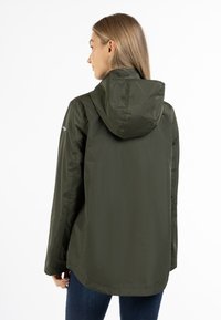 Lichtgewicht, olijfgroene regenjas met capuchon, heeft een gladde textuur en een casual pasvorm. Minimaal merkje op de mouw.