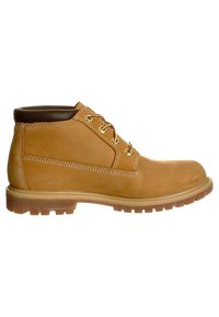 Stivale da lavoro in pelle color cuoio con colletto imbottito marrone, occhielli dorati, suola spessa a tasselli e allacciatura frontale, mostrato in profilo laterale su sfondo bianco.