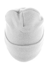Bonnet en tricot blanc avec une texture côtelée, présentant un revers retourné et un sommet arrondi. Design simple et polyvalent.
