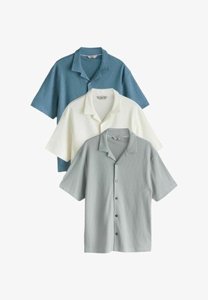 Tri krátke košele na gombíky s goliermi v modrej, bielej a sivej farbe, s jemným textúrovaným geometrickým vzorom.