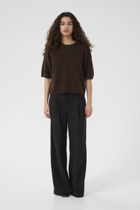 Pull en maille marron à manches courtes et bouffantes, associé à un pantalon large taille haute noir. Design simple et texture douce.